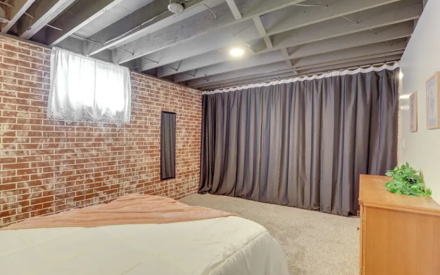 Family-friendly Lincoln Home w/ Sandbox & Grill!