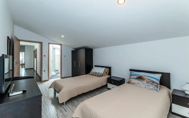 Stunning Home in Vrsi Mulo With Wifi and 4 Bedrooms