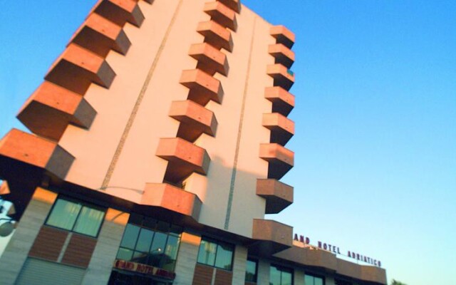 Отель Grand Hotel Adriatico Италия, Монтезильвано - отзывы, цены и фото номеров - забронировать отель Grand Hotel Adriatico онлайн вид на фасад