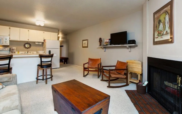 Classic 1BR Mountain Condo by RedAwning