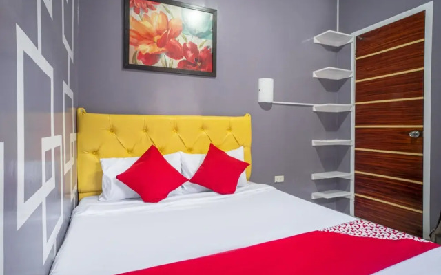 OYO 702 Queens Hometel