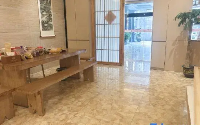 Yichun Xincirun Theme Hotel