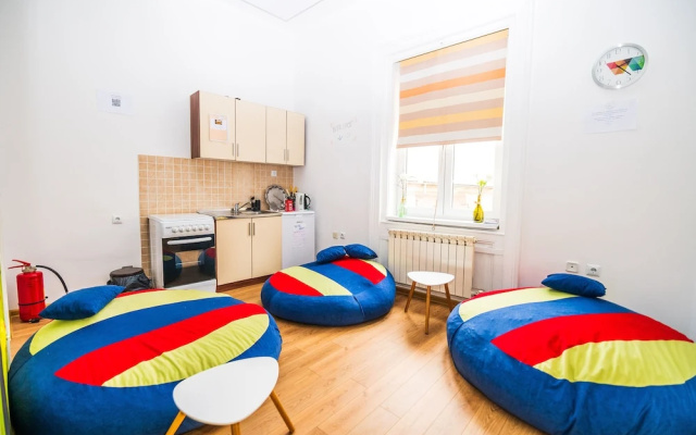 Funky Room for 4- Artistic Guesthouse-main Street!
