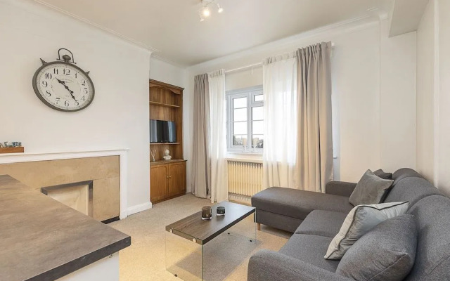 Grand Swiss Cottage Apartment