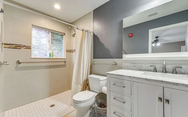 10 Mi to Adventure Island: Home w/ Fenced Yard!