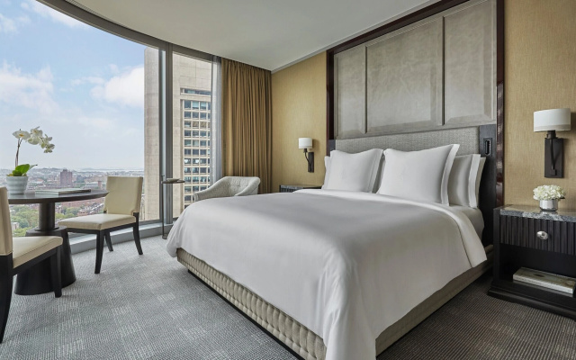 Отель Four Seasons One Dalton Street, Boston