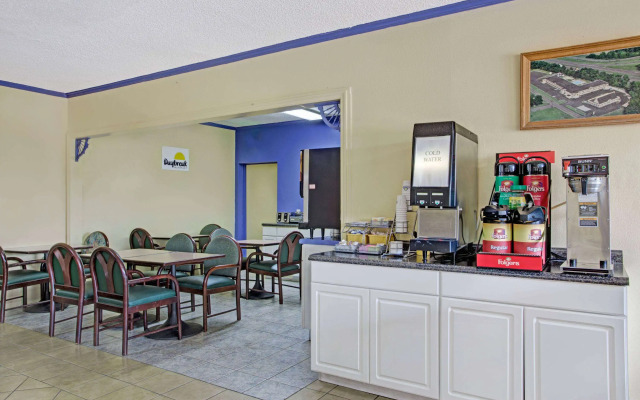 Days Inn by Wyndham Benson
