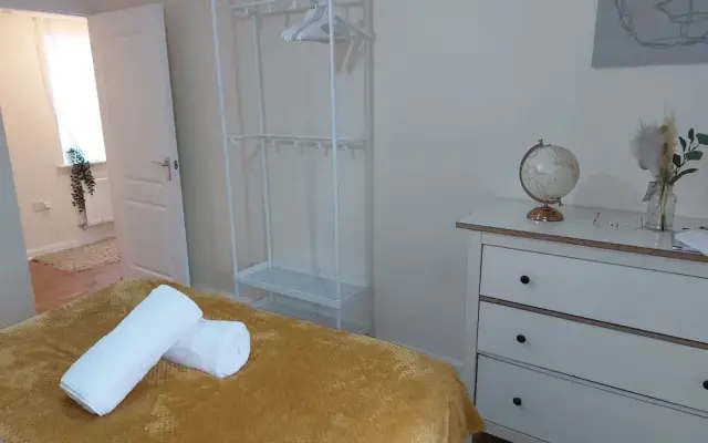 House, Sleeps 3 With Balcony and Parking