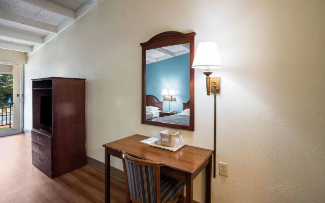 Red Carpet Inn & Suites
