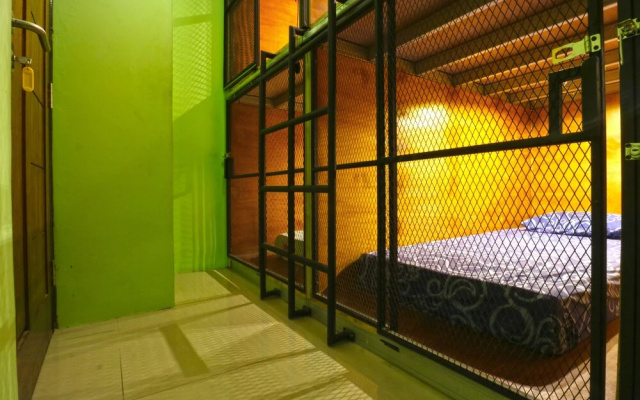 Kabin Kapsul Kayu Jati I Hostel