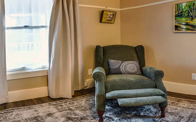 Redtail Suites~orliena Suite ~tesla Station