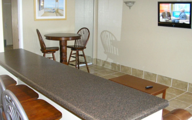 Lake Grassy Inn & Suites