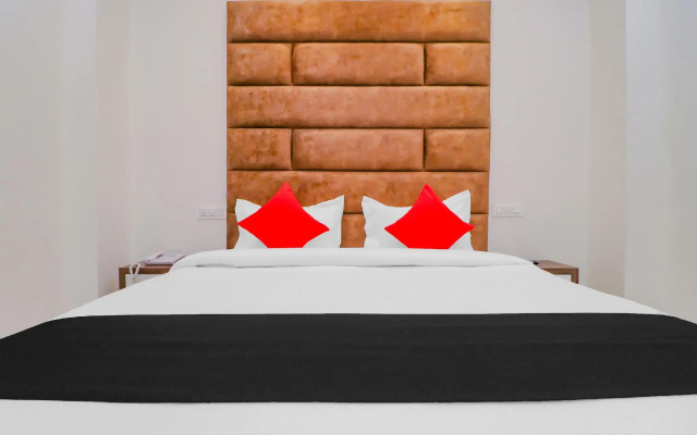 Capital O 79052 Hotel Crystal Empire