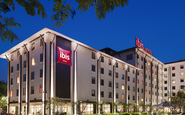 Отель Ibis Bangkok Riverside вид на фасад