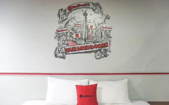RedDoorz Plus near RSCM Jakarta