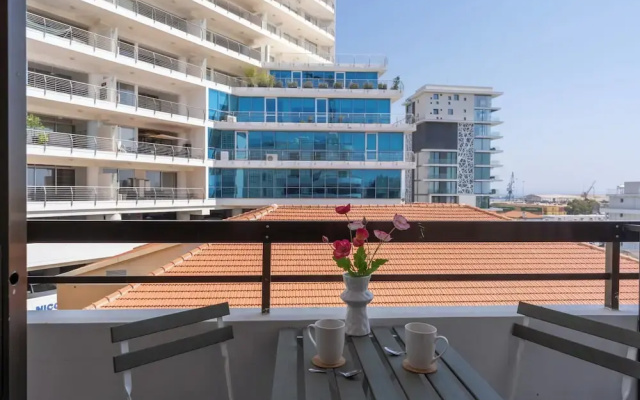 Burst - Chic Studio & Balcony in Larnaca