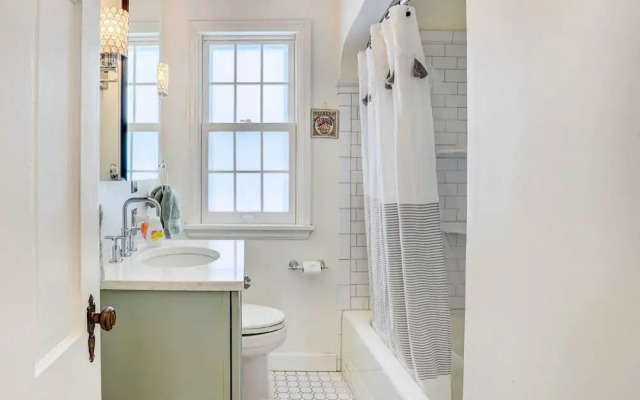 Charming Minneapolis Home < 1 Mi to Lakes!