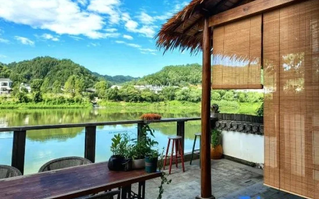 Yuyin Raoliang Fashion Art Design Homestay (Shexian Huizhou Ancient City)