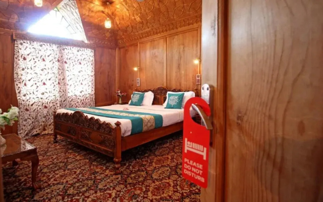 New Lucky Star Group of Houseboats