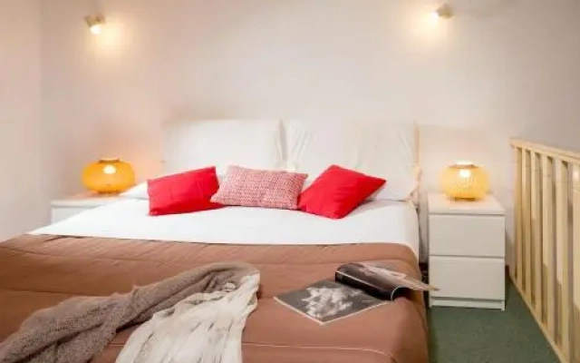 Pantheon White Petite Maison