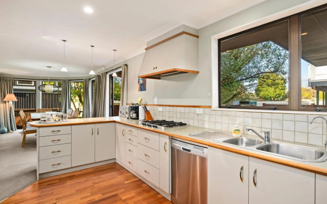 Taupo Escape - Rainbow Point Holiday Home