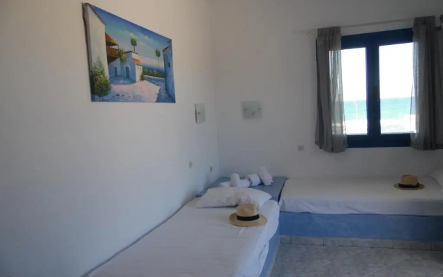 Mikes Beach Apartments & Studios
