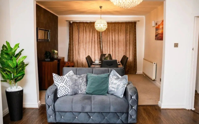 Modern Spacious 4-bedroom Residence in Crumpsall
