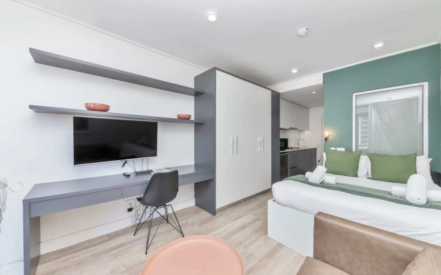 Stunning Studio Apartment With Balcony, Woodstock!