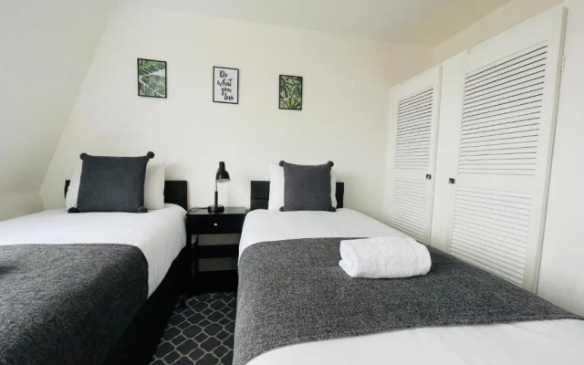 Cheerful 5-Bedroom with Free Parking (Adults Only)