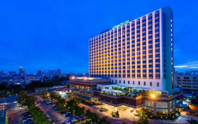 Chaophya Park Hotel вид на фасад