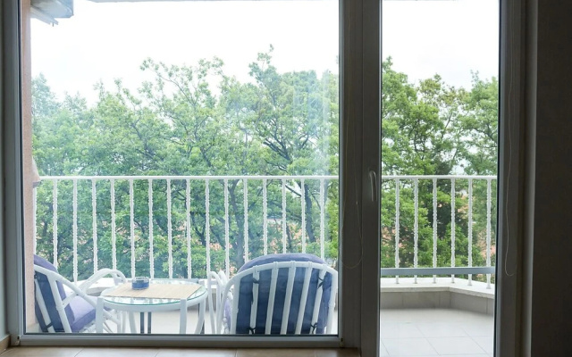 FM Luxury 1-BDR Apartment - Into the Woods
