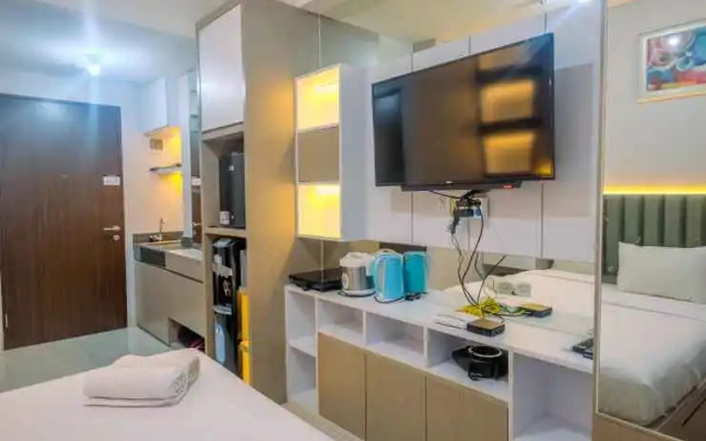 Comfy and Nice Studio Apartment at Transpark Cibubur By Travelio