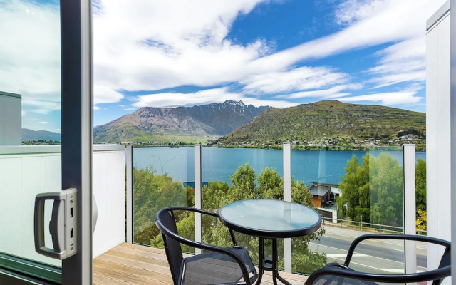 Lake View Greenstone Apartment east