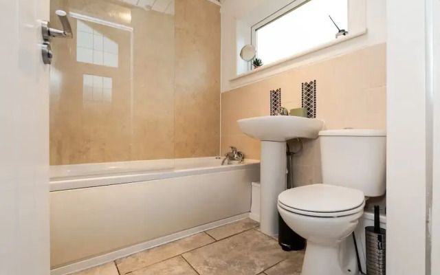 3 Bed House-free Parking-6beds