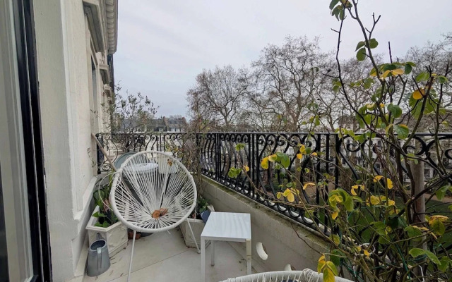 Stylish 1 Bed in SW7 With Private Balcony