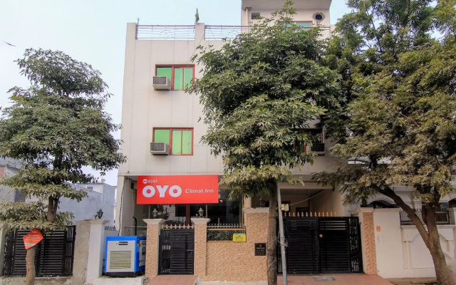 OYO 8243 Climat Inn