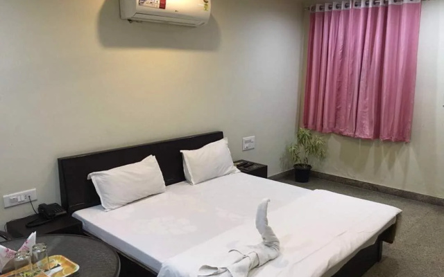 OYO 23499 Hotel Sky Inn