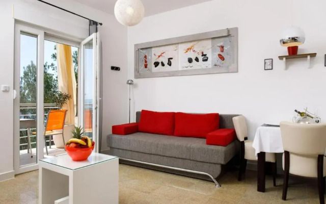 Beautiful apartment for 3 adults next to the beach