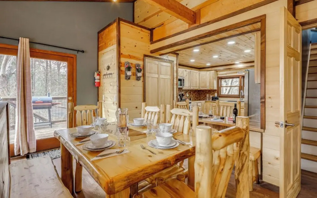 Hot Tub + Game Room: Gatlinburg Family Cabin!