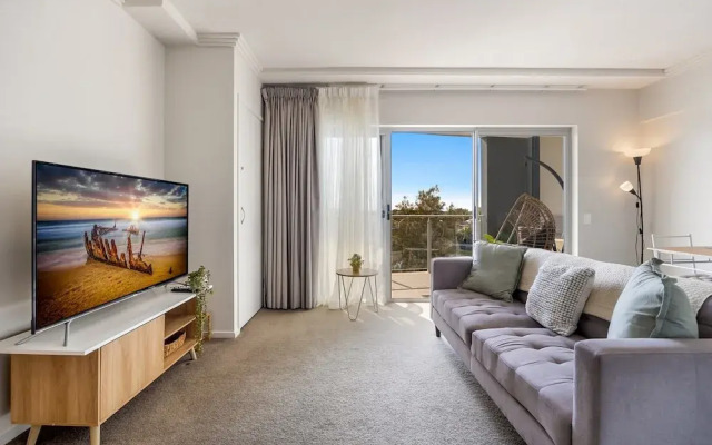 Birtinya 1-bed With Canal Views and Pool