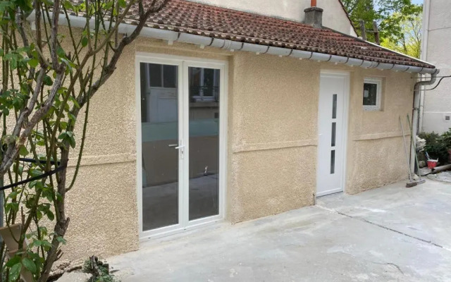 Lumineux studio neuf au calme