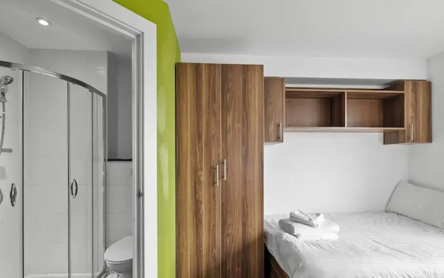 5 Bed Apartment @ Derriford Stays by Pureserviced