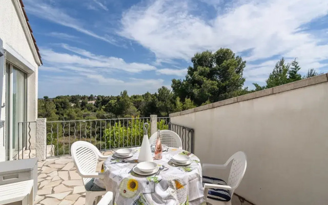 Alluring Villa in Pouzols-minervois With Jacuzzi