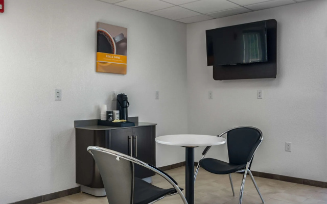 Motel 6 Cartersville - White GA