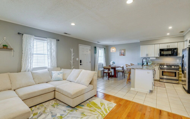 Bright & Airy Condo: Walk to Beach/boardwalk!