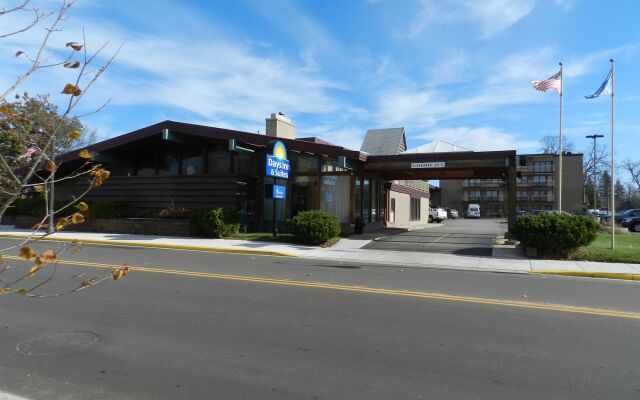 Days Inn Suites By Wyndham Rhinelander In Rhinelander United