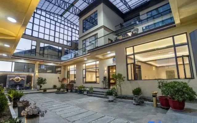 Floral Hotel · Vista Seek Oxygen-Rich View Hotel (Songzanlin Scenic Area Branch)