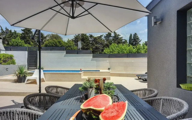 House in Liznjan With Private Pool