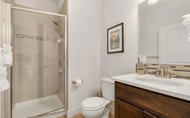 Modern Townhome Steps From the Brewery District!