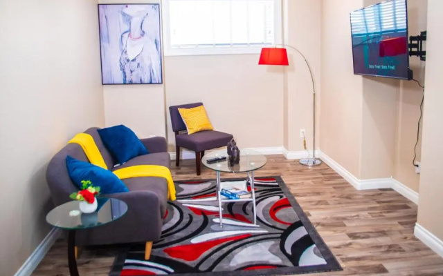 Exquisite And Modern Executive Suite With Parking